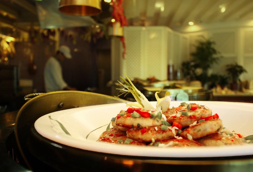 Ruishi Hotel Далиен Екстериор снимка