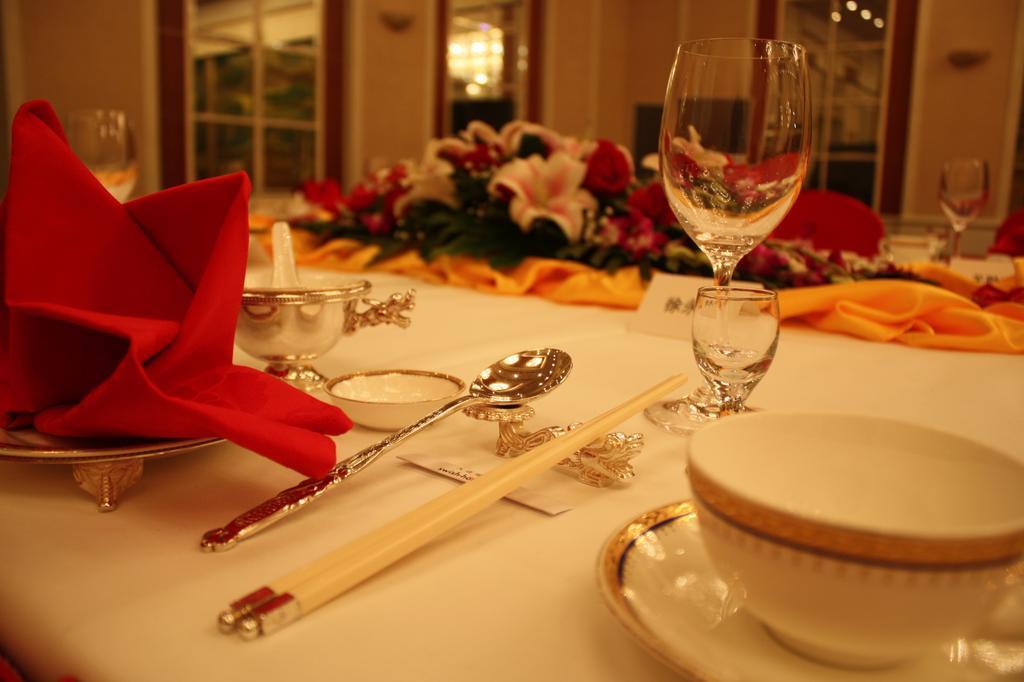 Ruishi Hotel Далиен Екстериор снимка