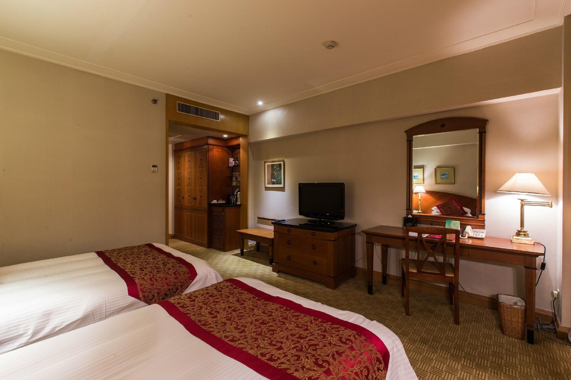 Ruishi Hotel Далиен Екстериор снимка