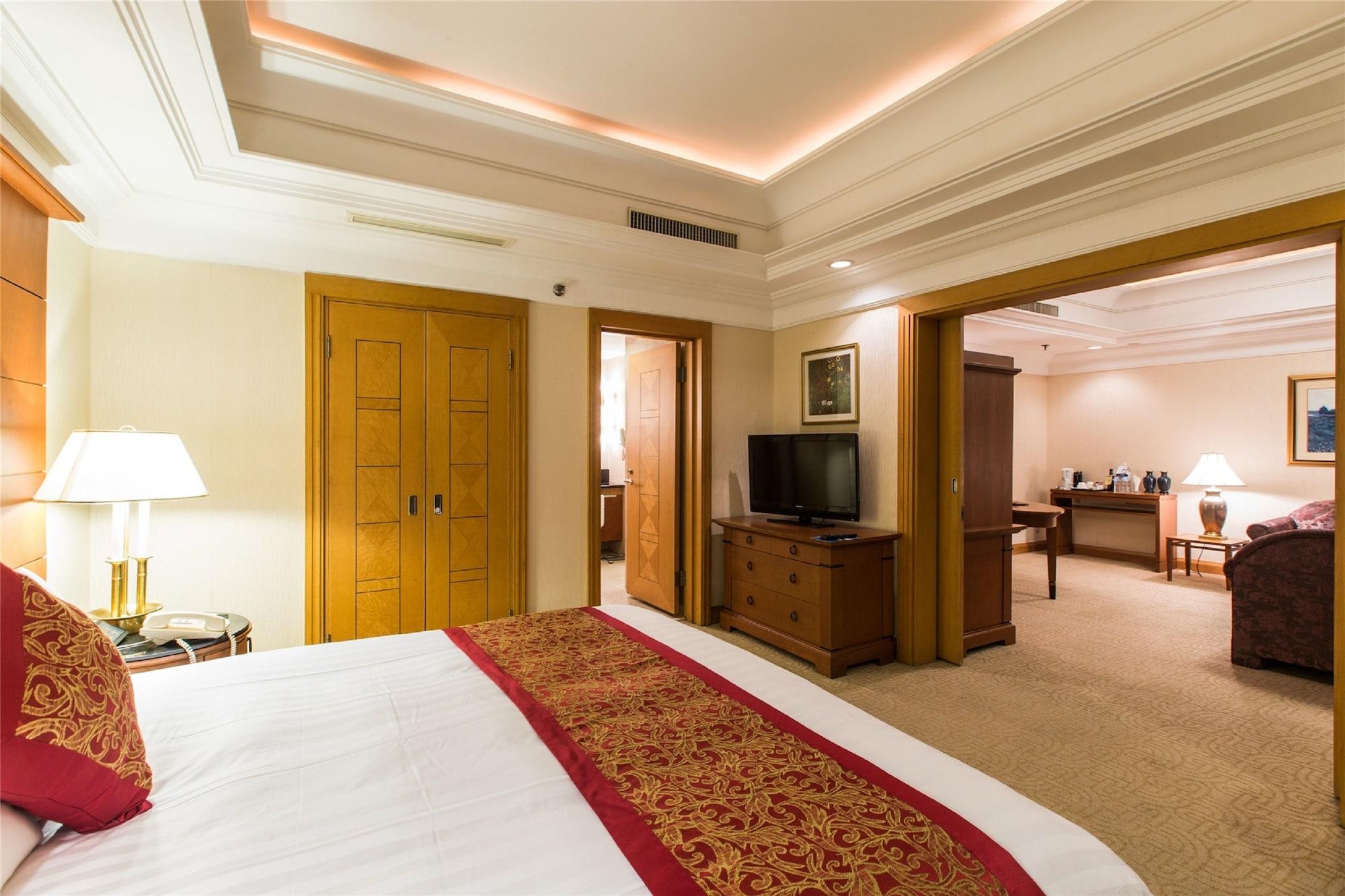 Ruishi Hotel Далиен Екстериор снимка