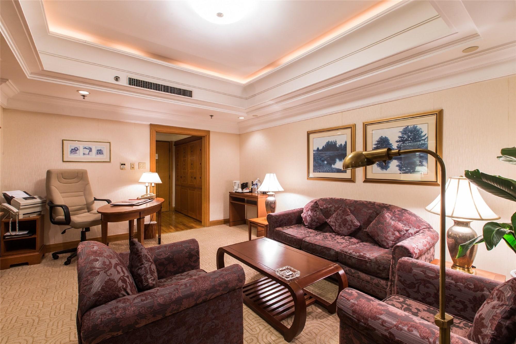 Ruishi Hotel Далиен Екстериор снимка
