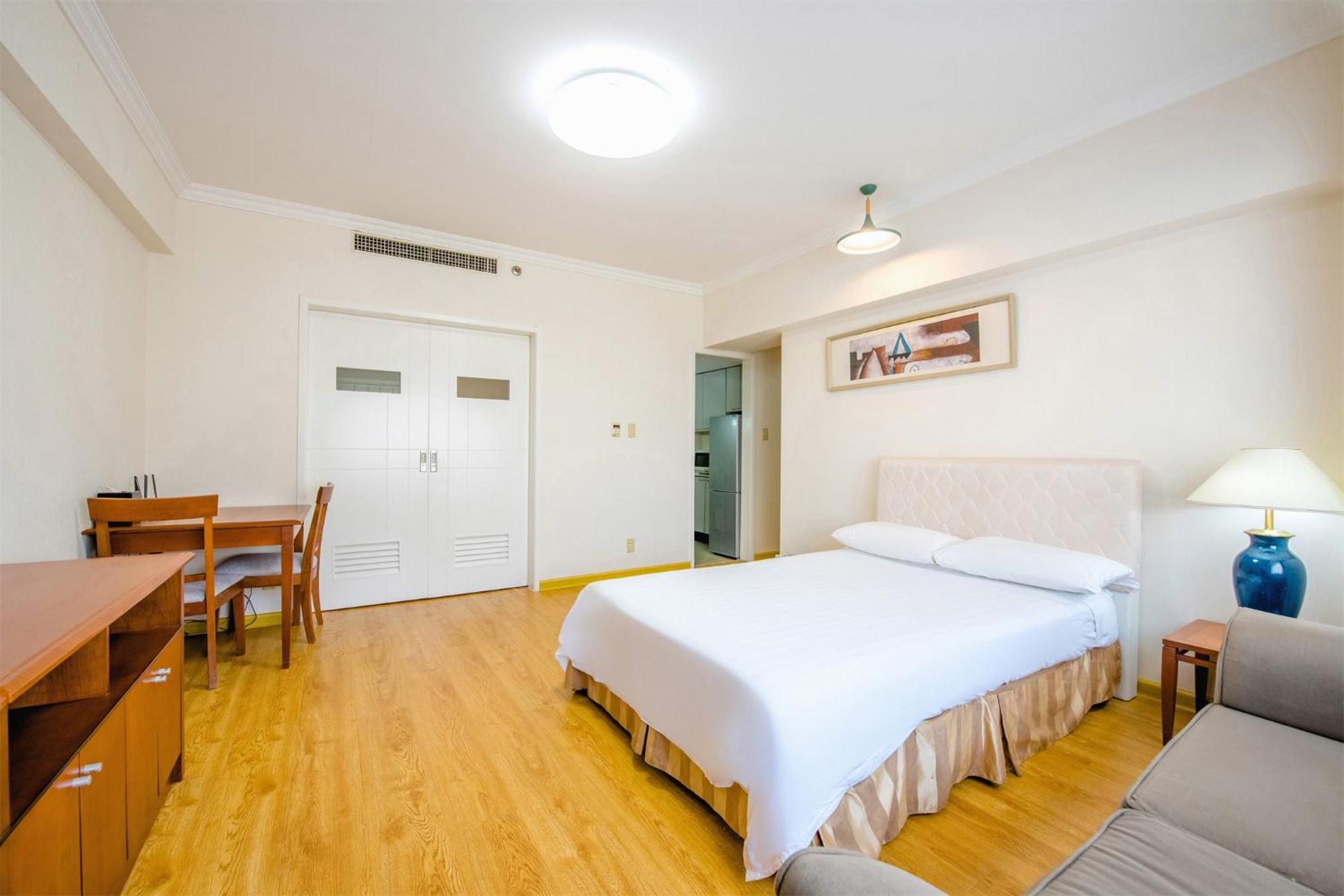 Ruishi Hotel Далиен Екстериор снимка