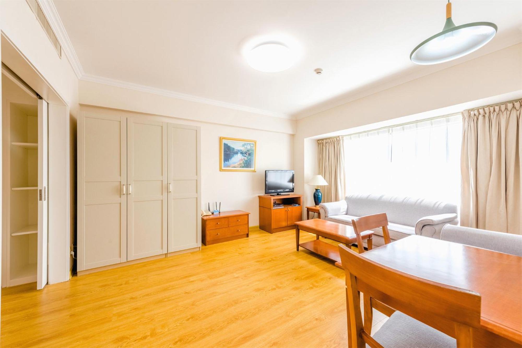 Ruishi Hotel Далиен Екстериор снимка