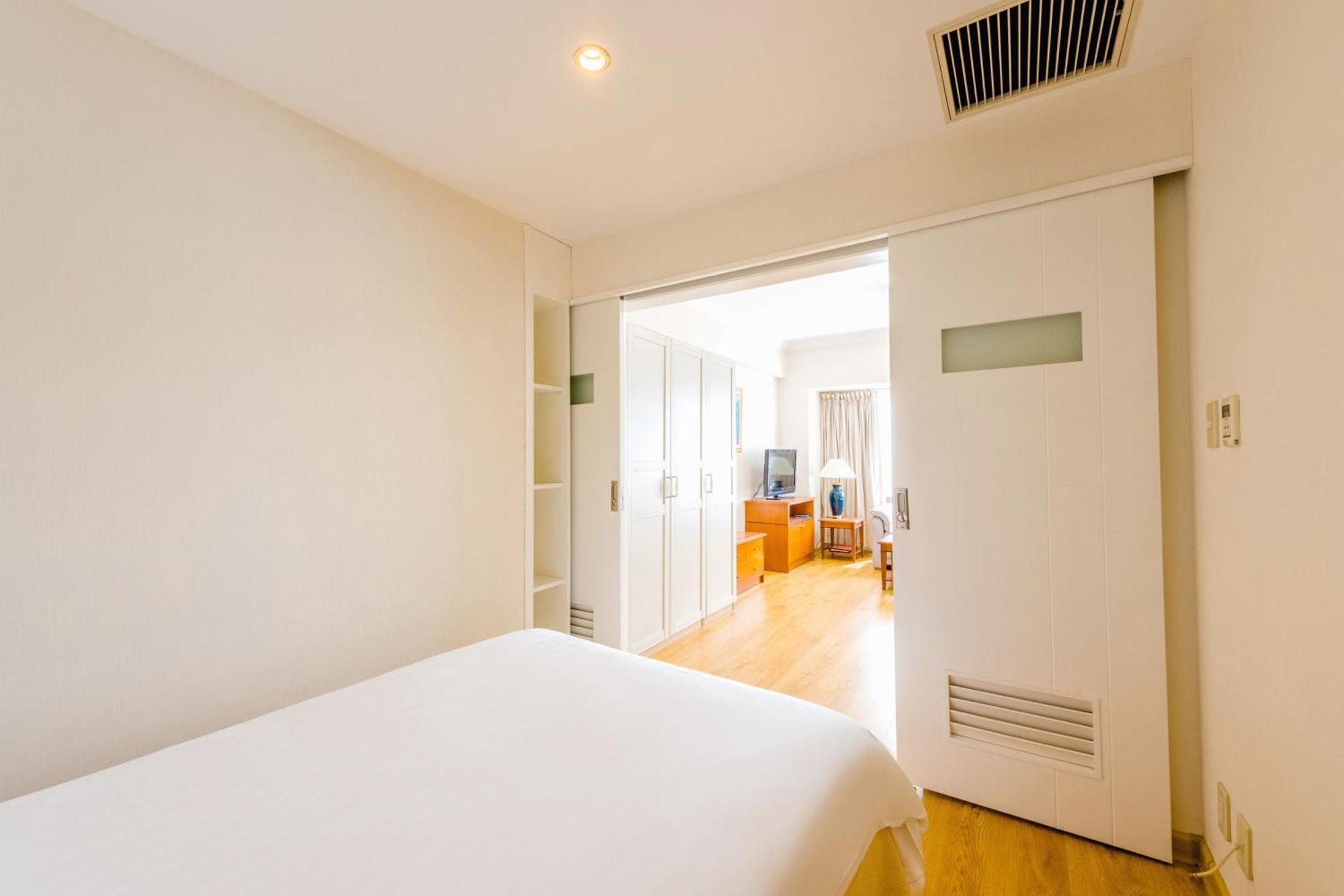 Ruishi Hotel Далиен Екстериор снимка