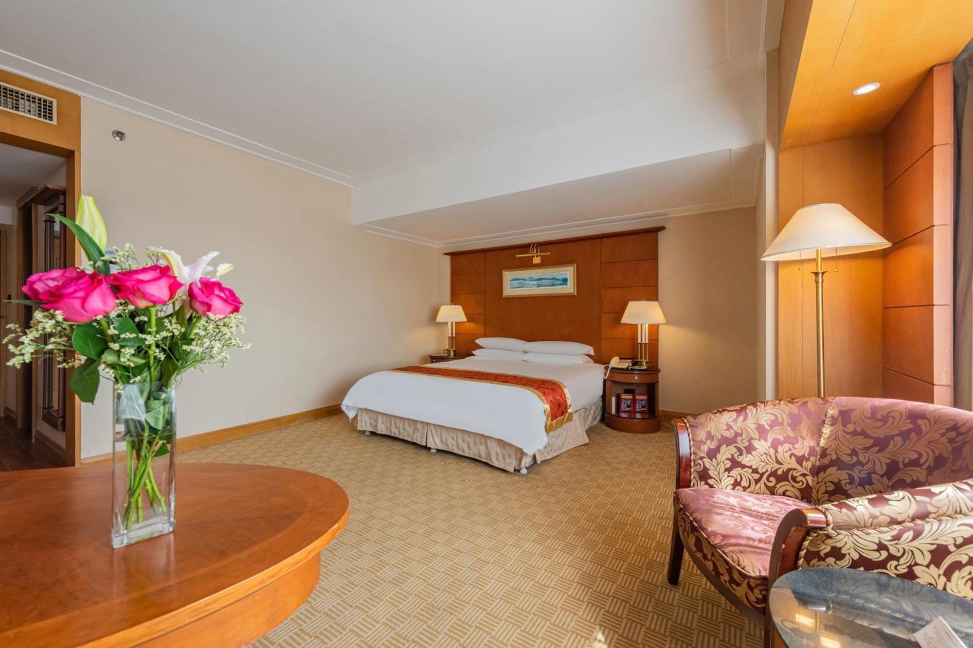 Ruishi Hotel Далиен Екстериор снимка
