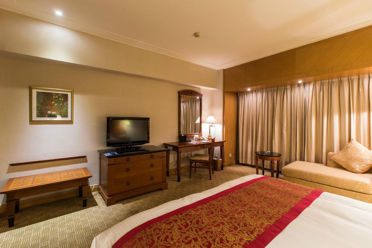 Ruishi Hotel Далиен Екстериор снимка
